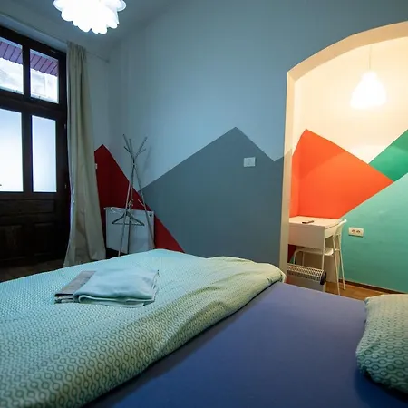 Cornel אכסניה *