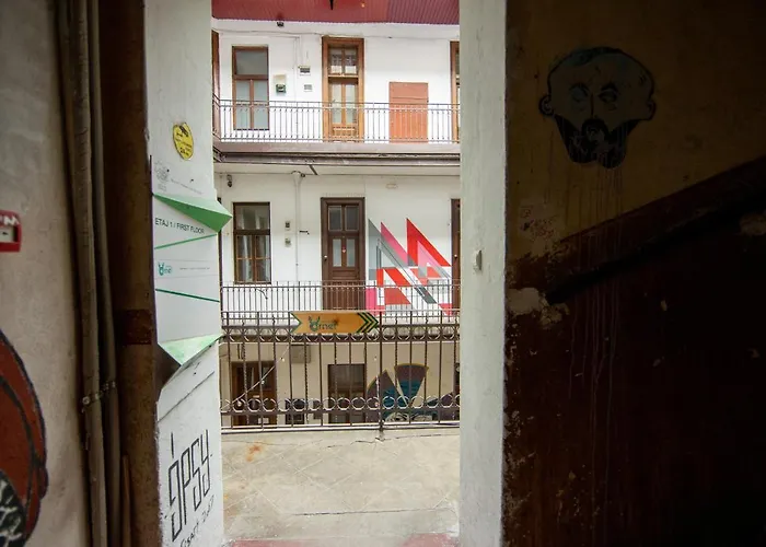 Cornel بيت شباب